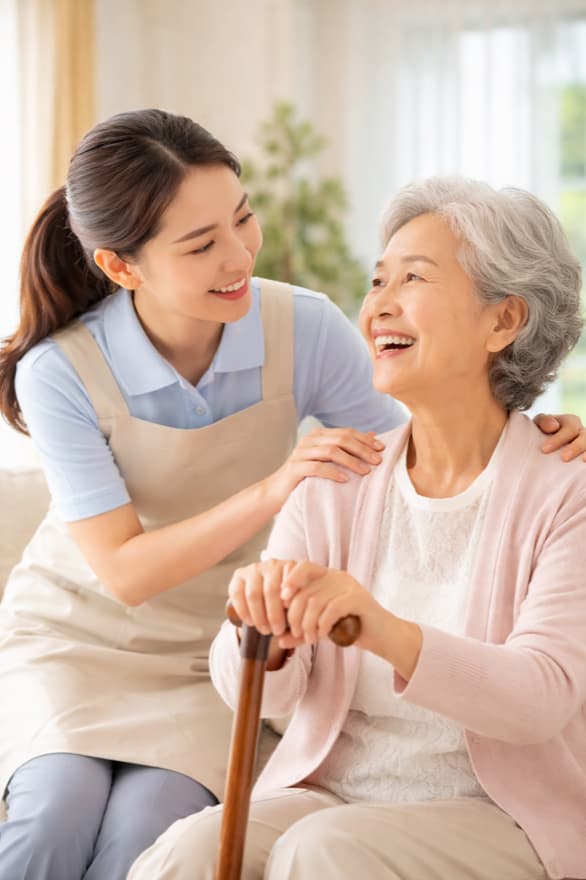 요양보호사가 어르신과 함께하는 모습